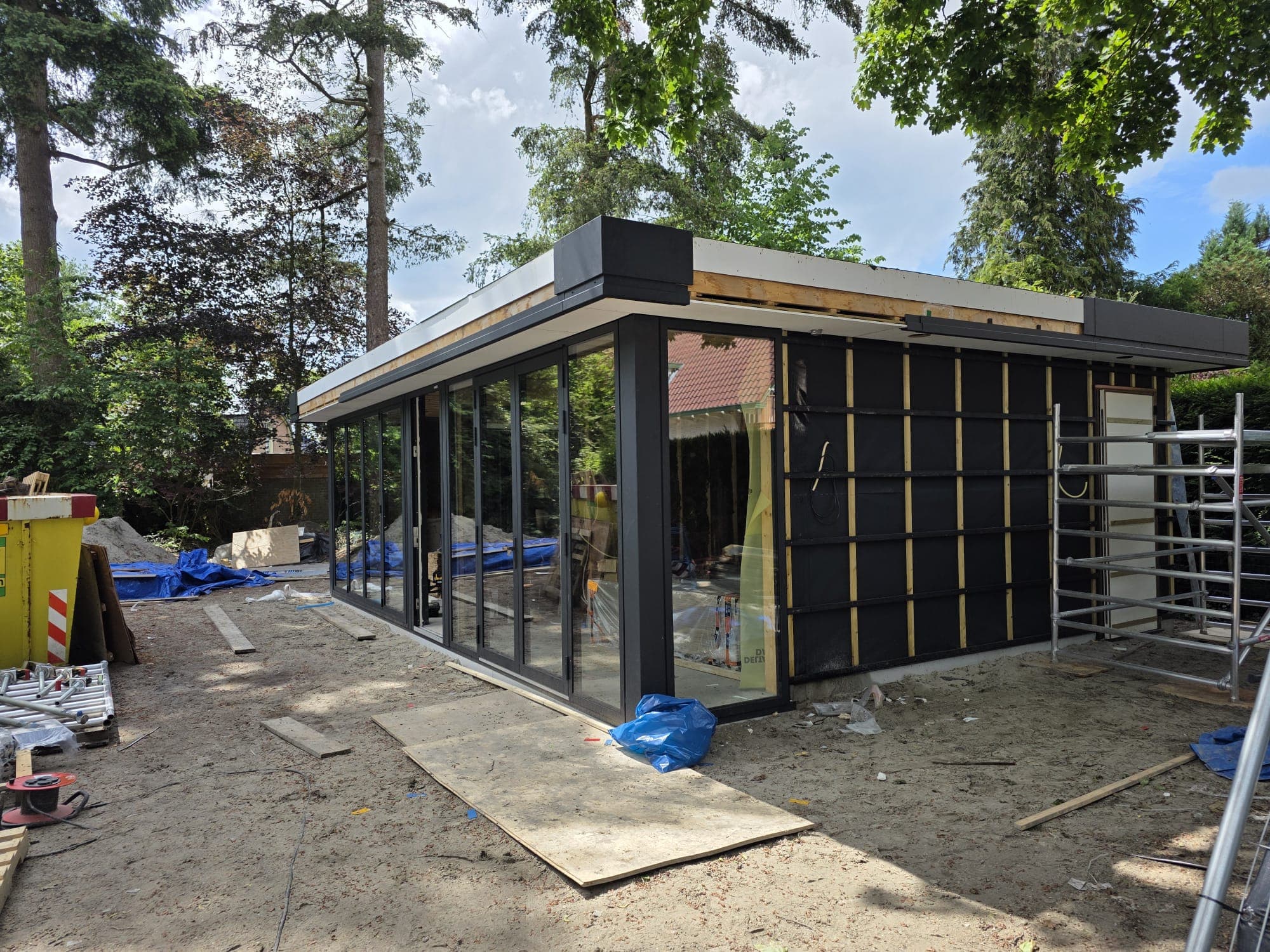 Tuingevel met schuifwand en aluminium dakrand