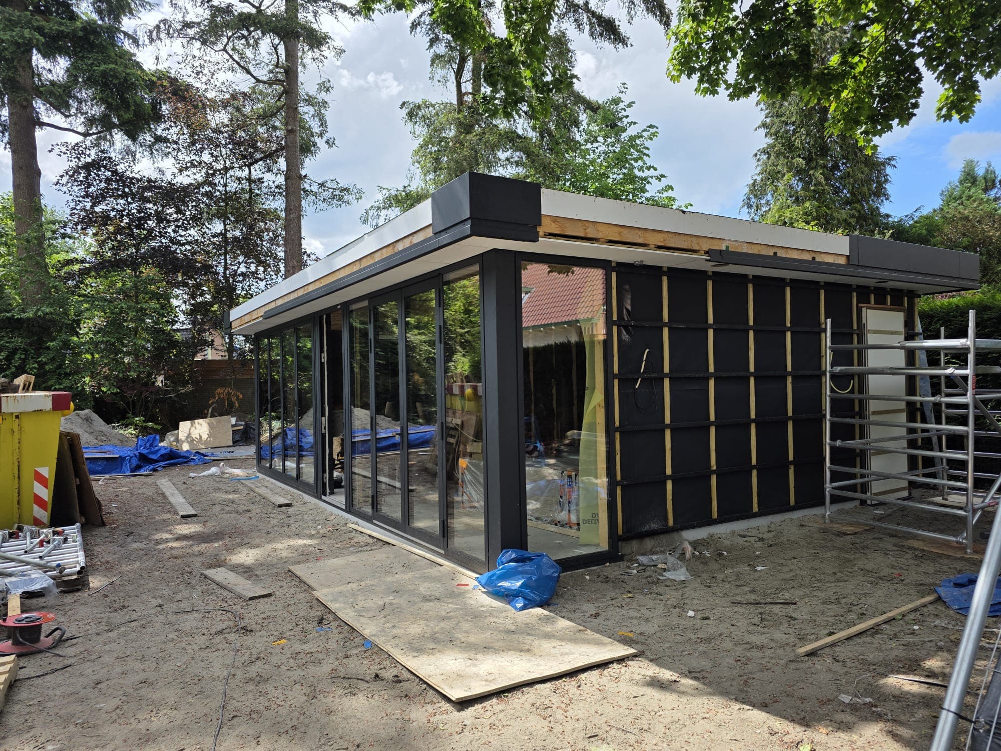 Moderne aanbouw met grote glaspartijen, zijaanzicht