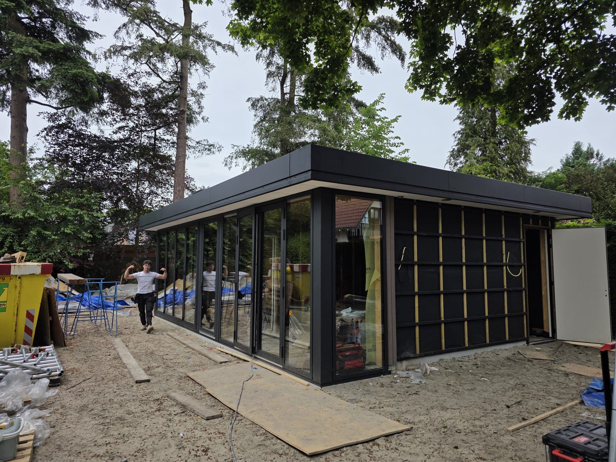 Vooraanzicht van de aanbouw tijdens de afbouw
