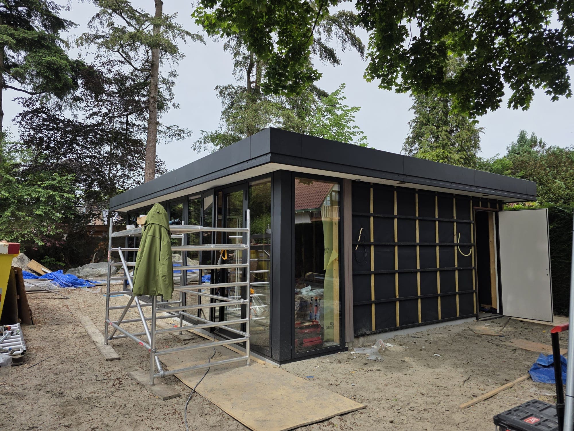 Montagewerk aan de gevel met rolsteiger