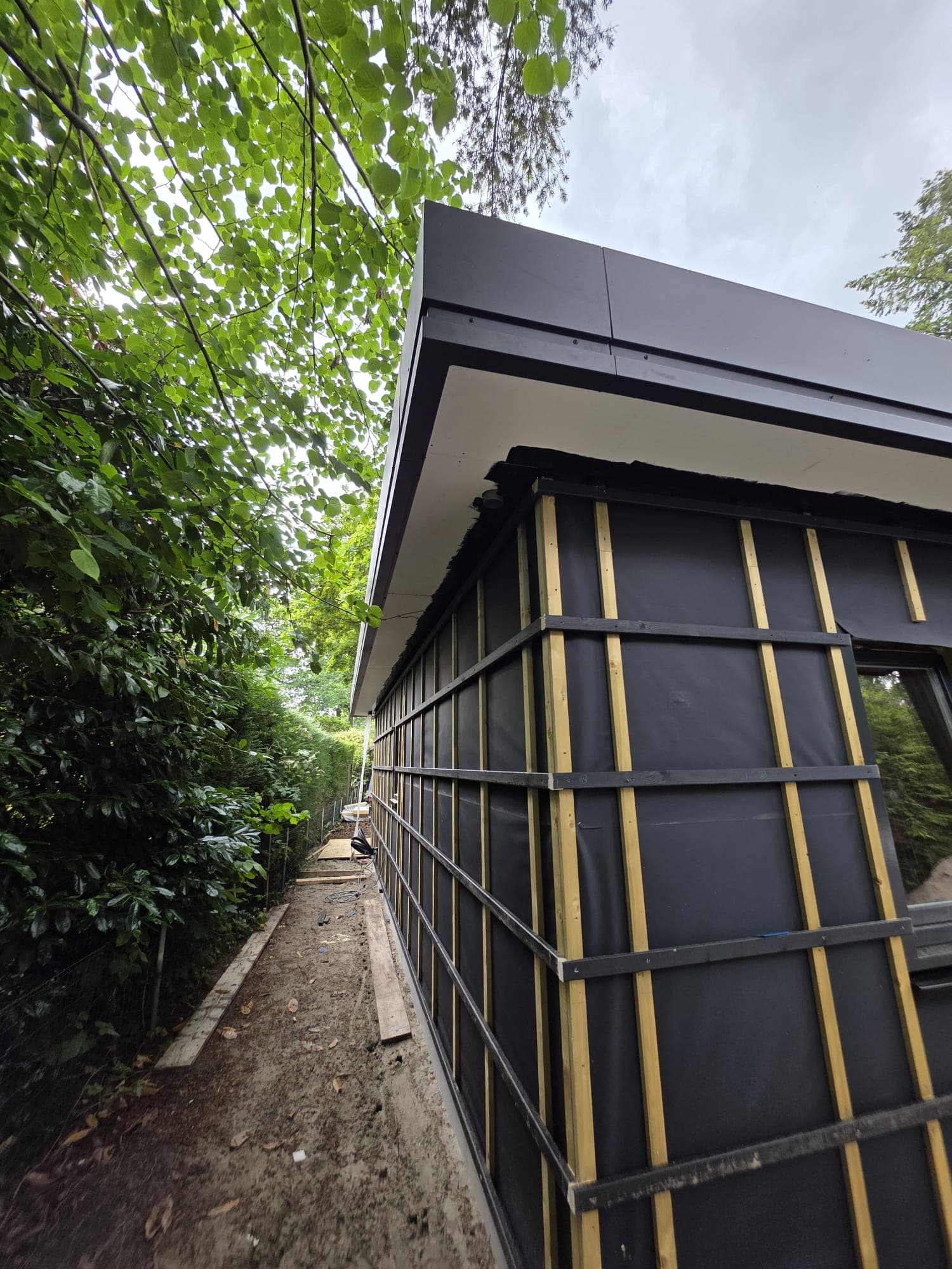Detail van de aluminium dakrand en zetwerk op de hoek