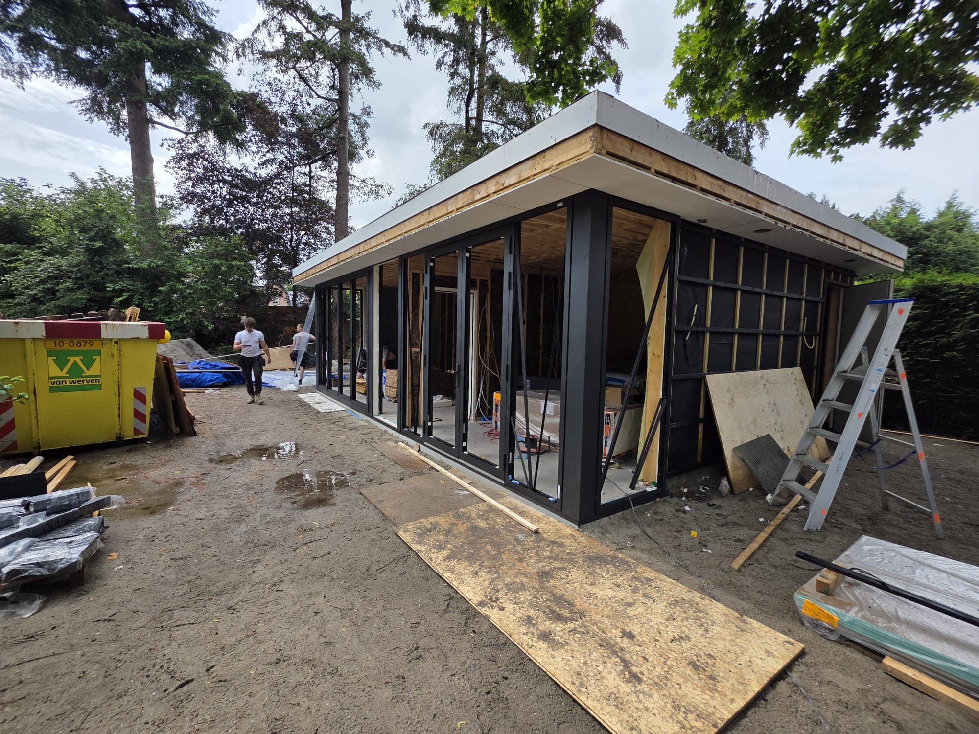 Geopende schuifwand met doorzicht naar het interieur