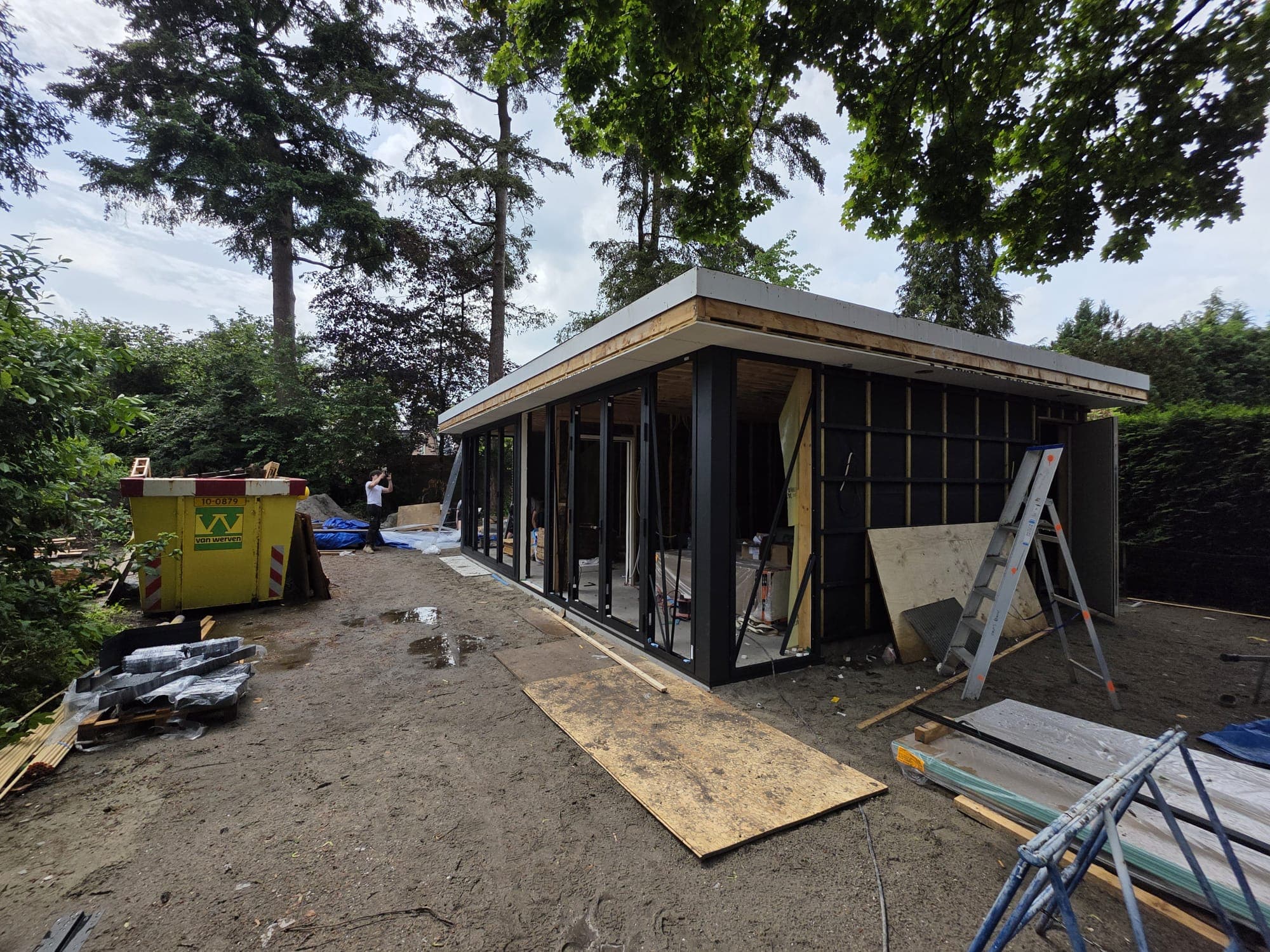 Constructie van de aanbouw tijdens de montage