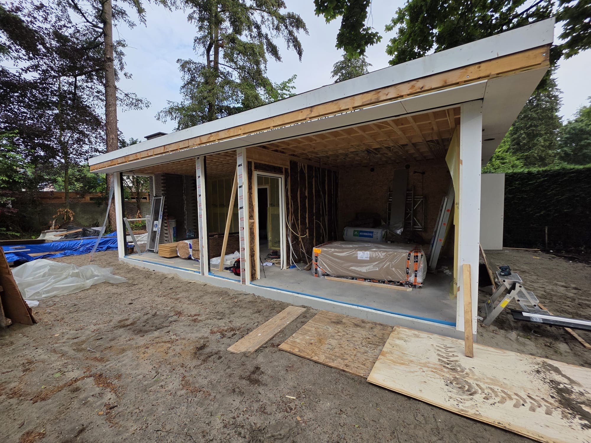 Overdekte veranda met houten regelwerk in aanbouw
