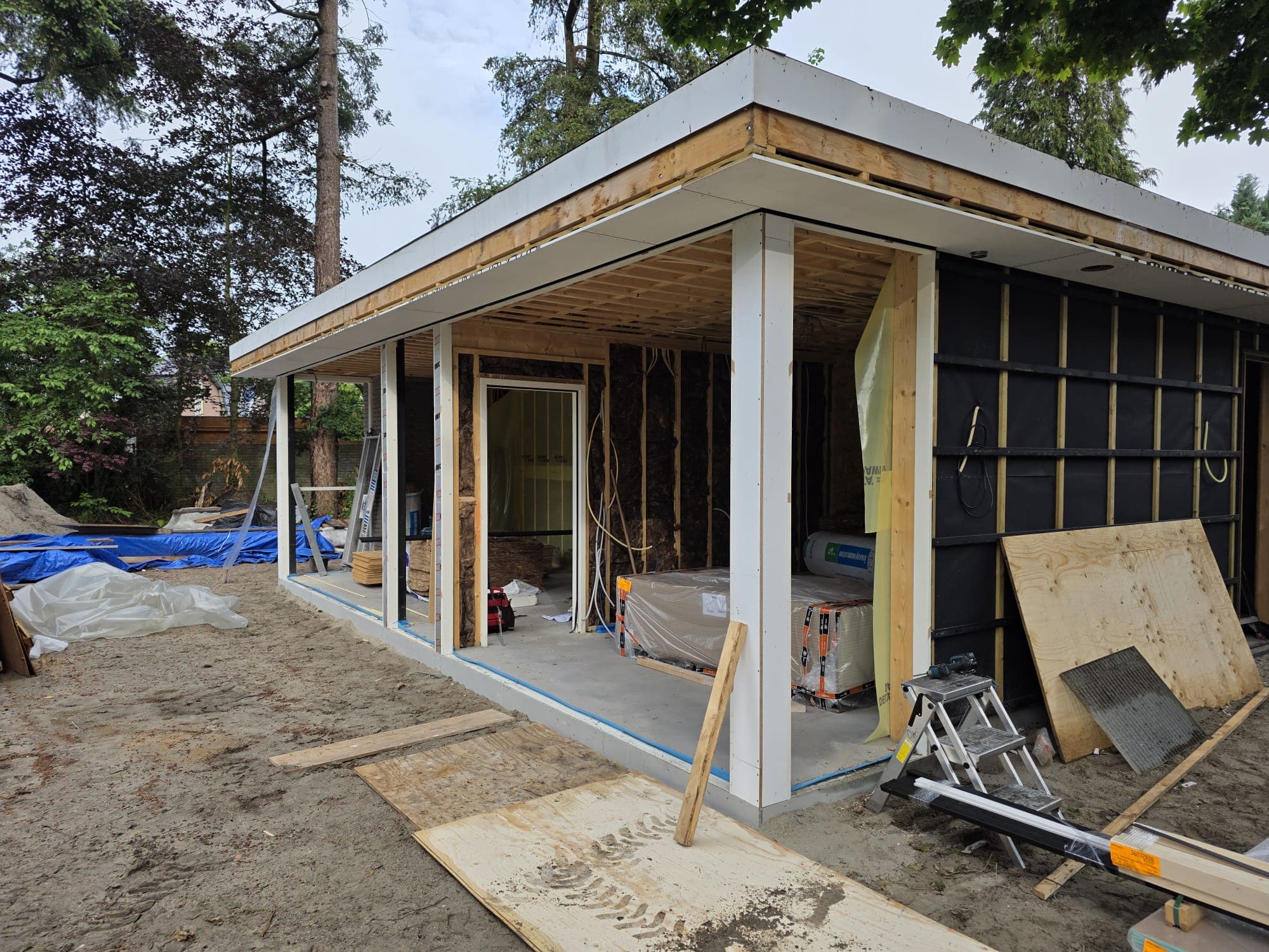 Houtskelet en dakopbouw van de overdekte veranda