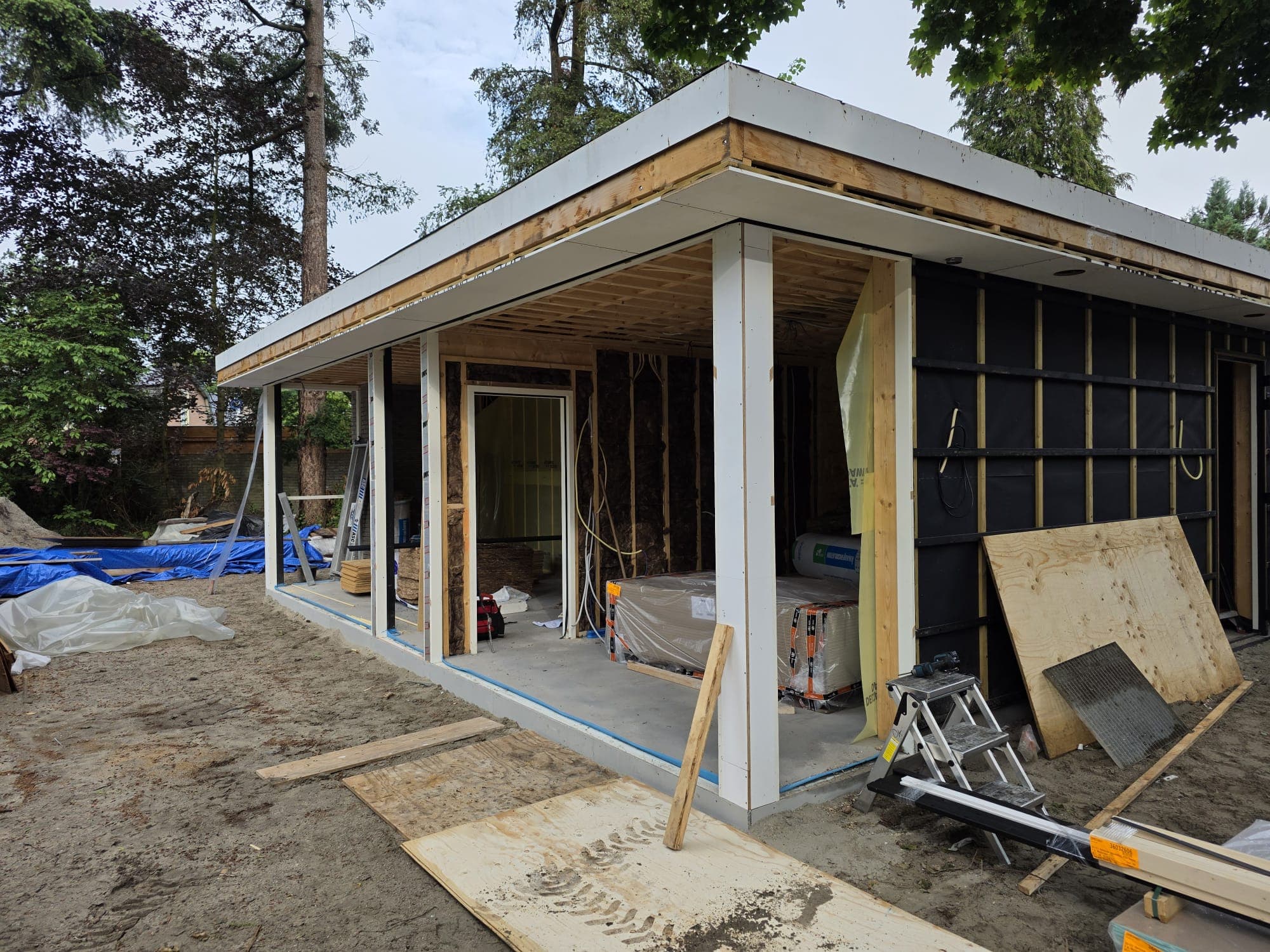 Constructie van de overkapping tijdens de bouw