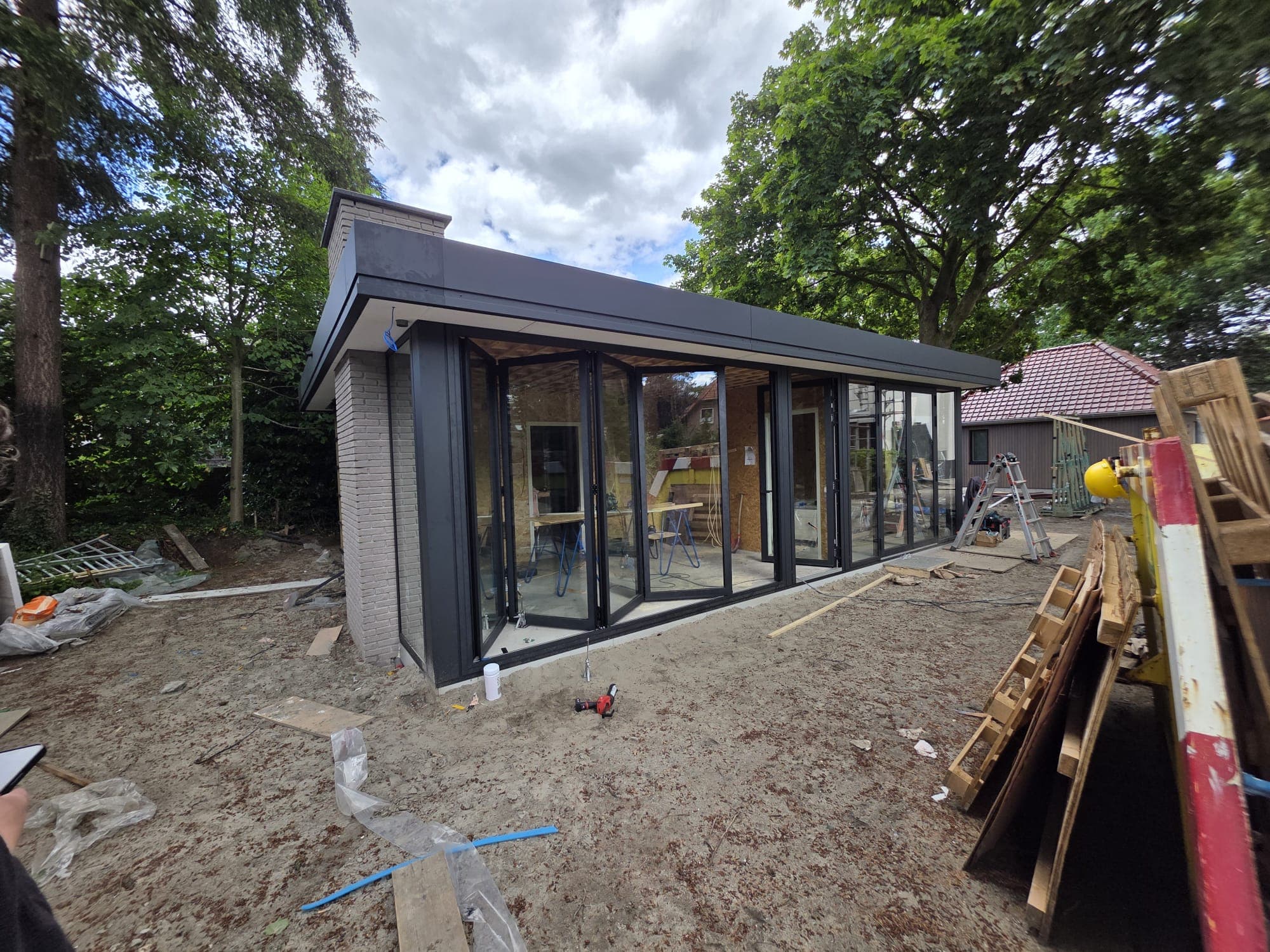 Kozijn- & schuifwandmontage moderne aanbouw — hero-foto