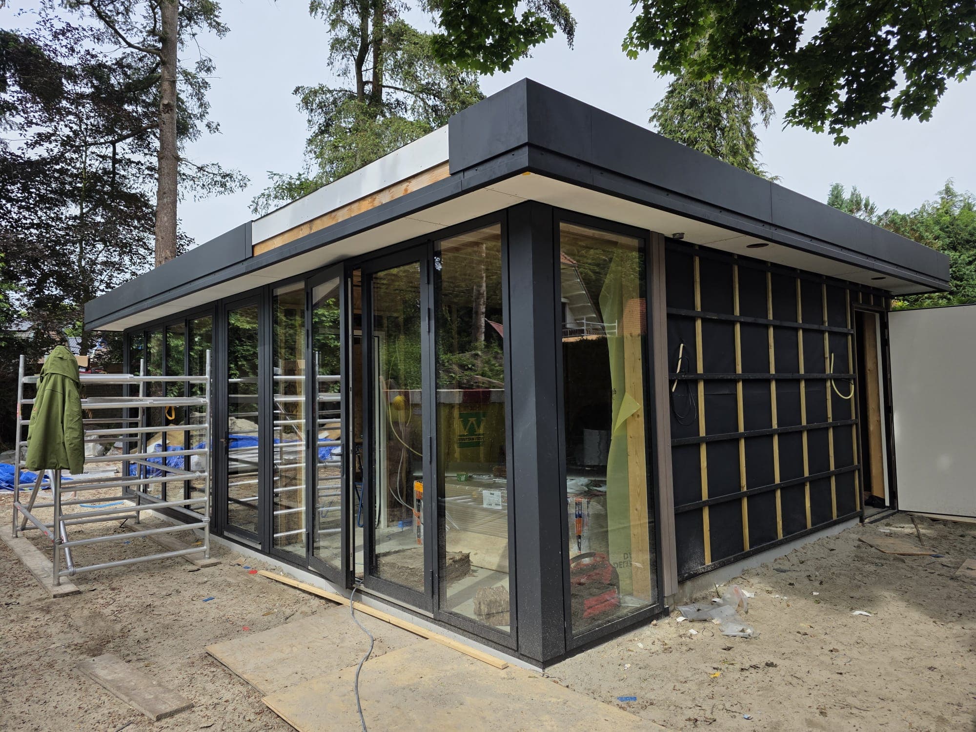 Doorlopende glazen hoekpui in zwart aluminium